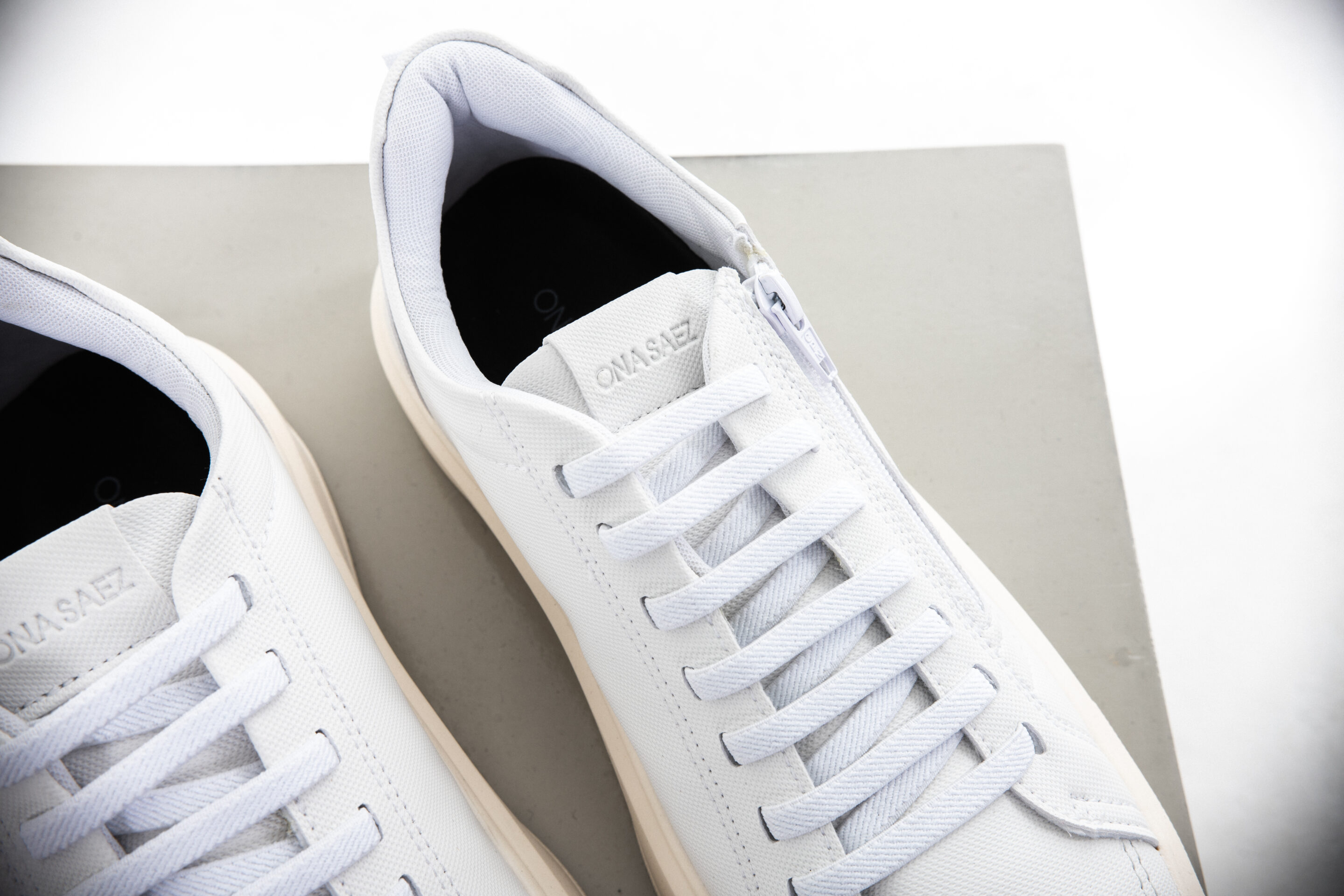 H Zapatilla Legend Off White - Imagen 4